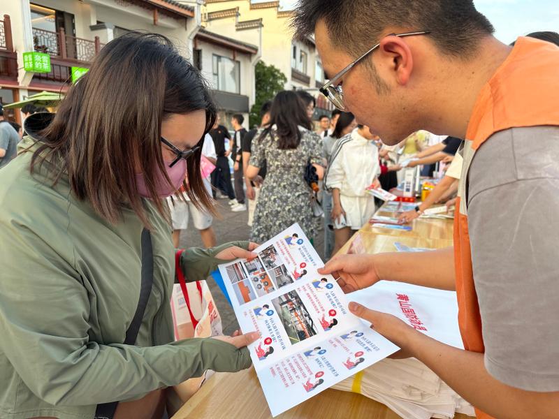 河街涌动安全潮 人防知识入民心
——市国防动员办在屯溪河街开展“安全宣传咨询日”活动